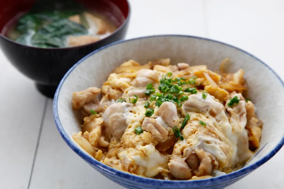 親子丼、ほうれん草と油揚げの味噌汁|マユマユさん