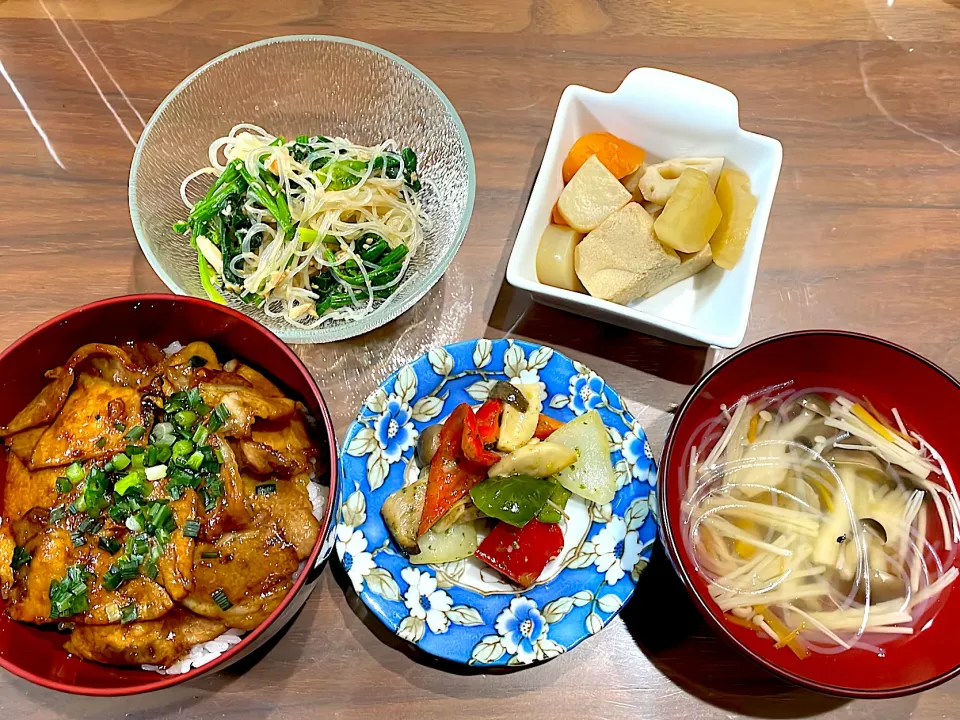 豚丼　パプリカとエリンギのバジルソテー　春雨きのこスープ　高野豆腐と根菜の煮物　ほうれん草と春雨の中華和え|おさむん17さん