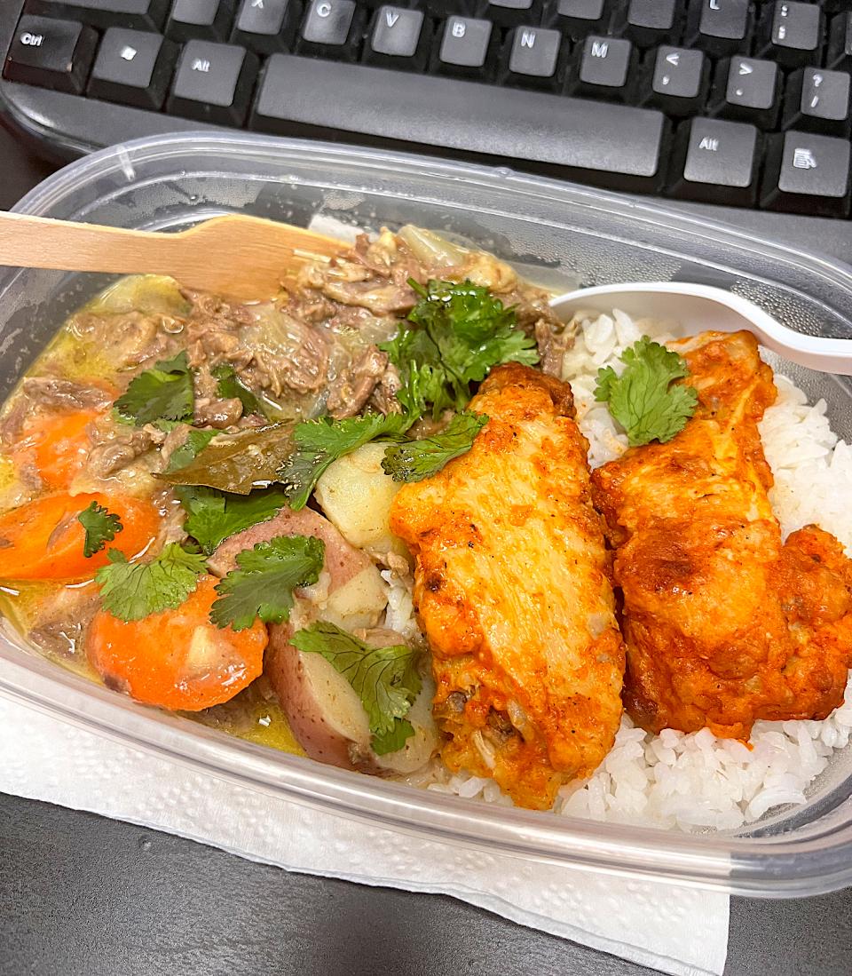 Beef curry chicken wings on top of white rice/🌺IAnne SnapDish[スナップ