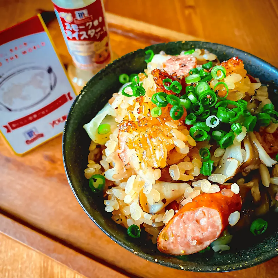 スモーク香るオイスターソースで❣️舞茸とウインナーの洋風炊き込みご飯😋|にゃんぺこさん