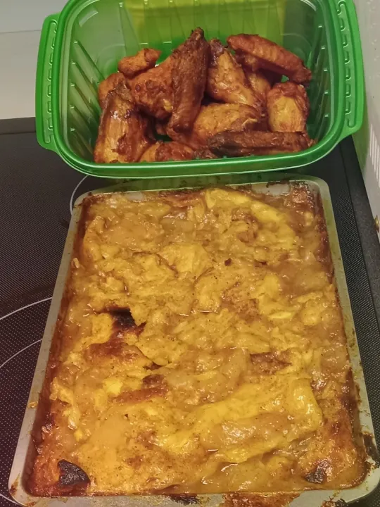 macaroni and cheese dish with fried chicken|olivia wallaceさん