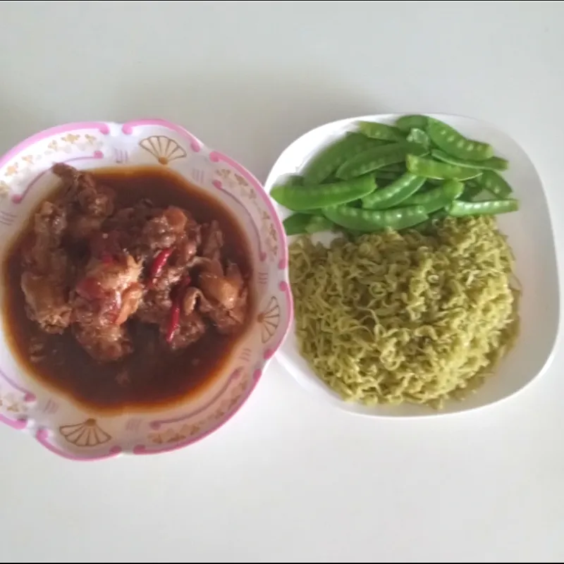 spicy braised chicken with Moroheiya noodles and boiled peas🍗|patlovestocookさん