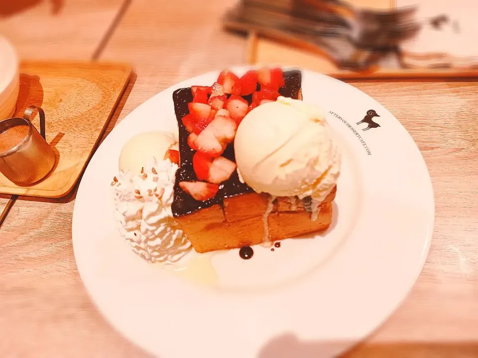 Sweet Honey Toast Choco w/ Vanilla Ice Cream on top w/ 🍓 
Mmmm... 🍞🍯🍨🍫 *💯% Satisfied* 🤤|An'leeさん