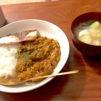 Snapdishの料理写真:サバ缶カレーブリ添え・大根味噌汁|みさきさん