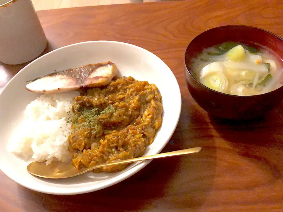 サバ缶カレーブリ添え・大根味噌汁|みさきさん