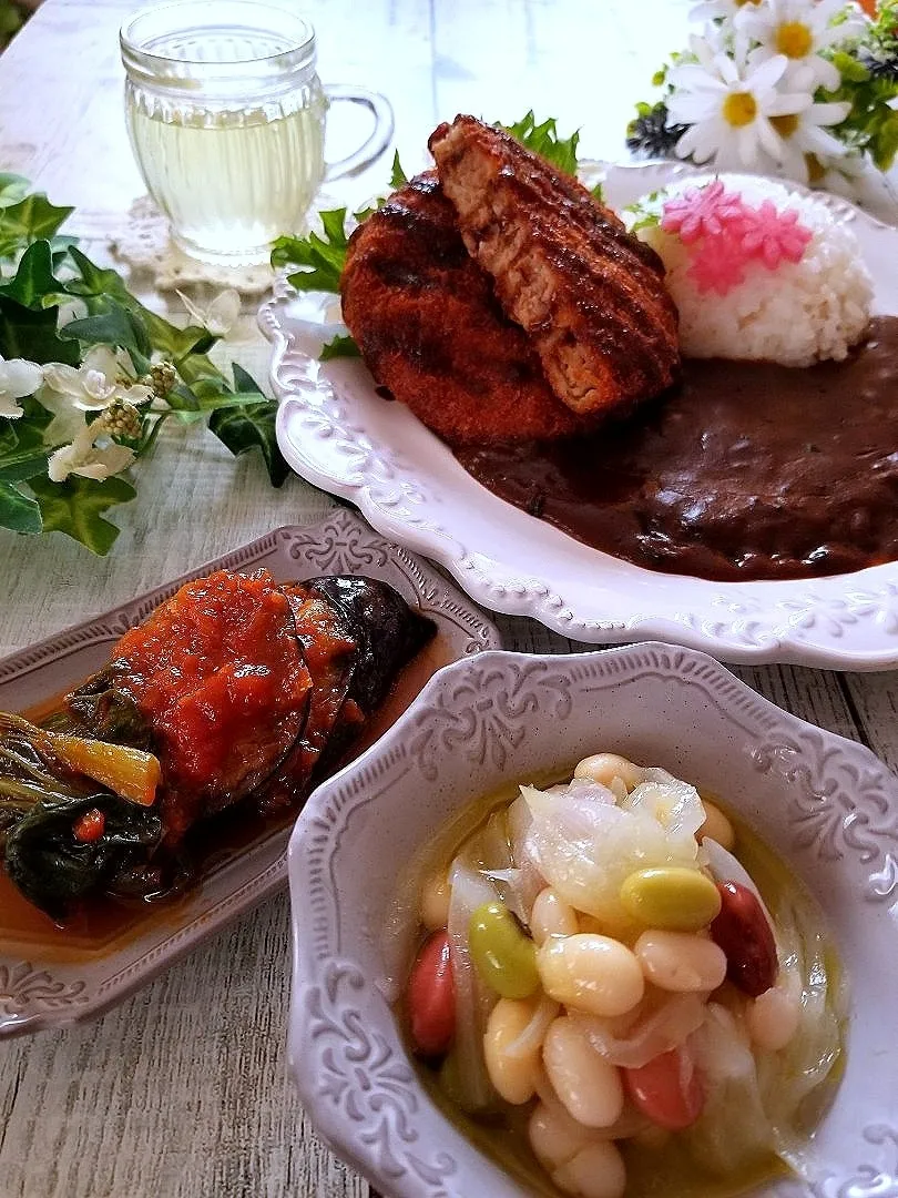 メンチカツ金沢カレー
茄子と青梗菜のトマト煮
ミックスビーンズと玉ねぎのマリネ|sugar beansさん