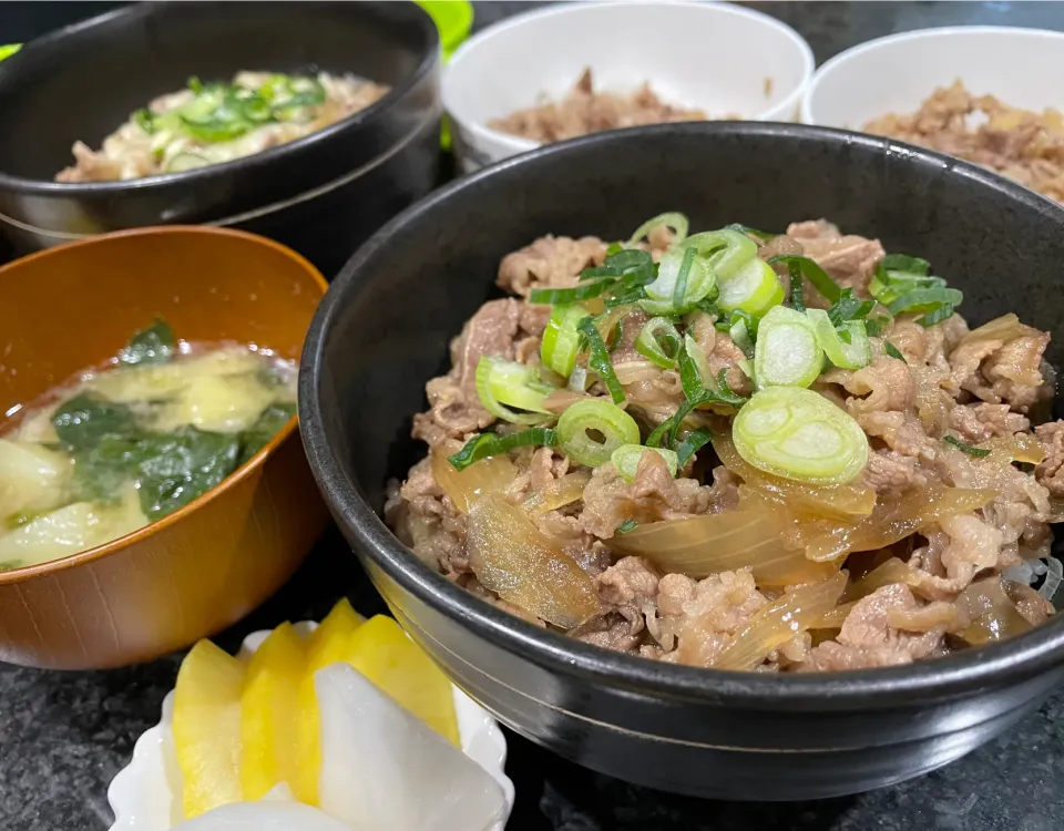 ●牛丼●ほうれん草の味噌汁●たくわん|SAKI🖤✨さん