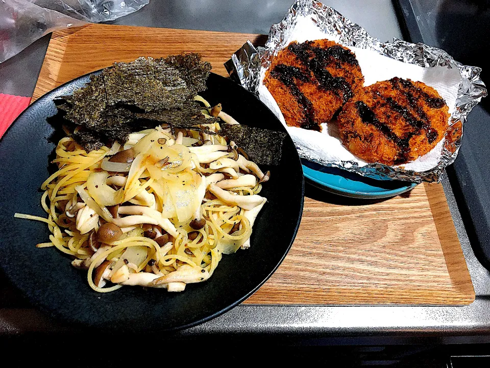 しめじパスタ　メンチカツ|窓辺のれもんさん