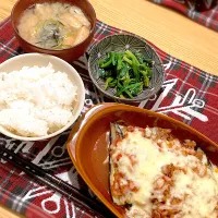 Snapdishの料理写真:茄子のミートグラタン、ほうれん草の胡麻和え、味噌汁|ツインうさぎさん