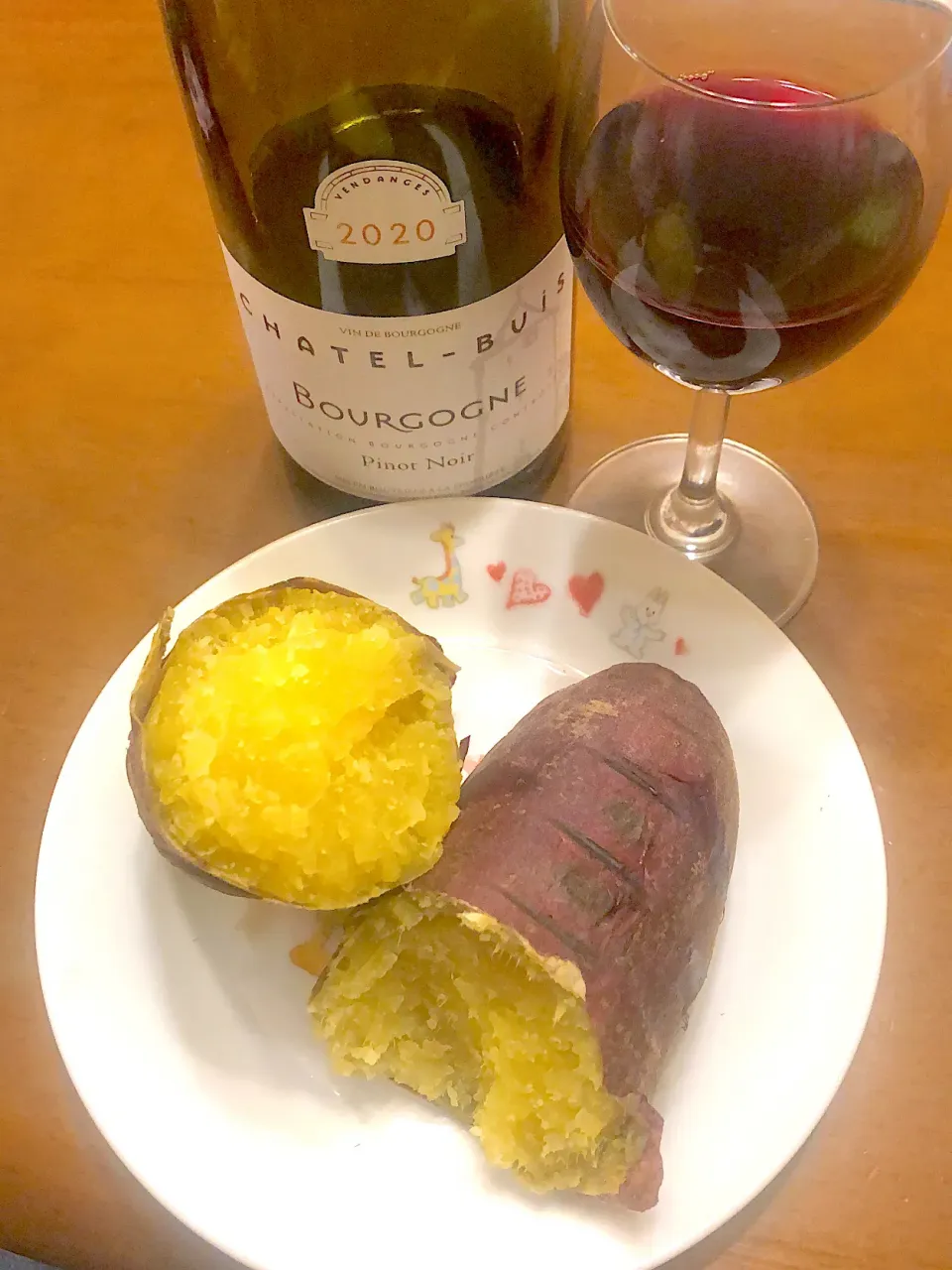 Snapdishの料理写真:ブルゴーニュ赤ワインと焼き芋|masaさん