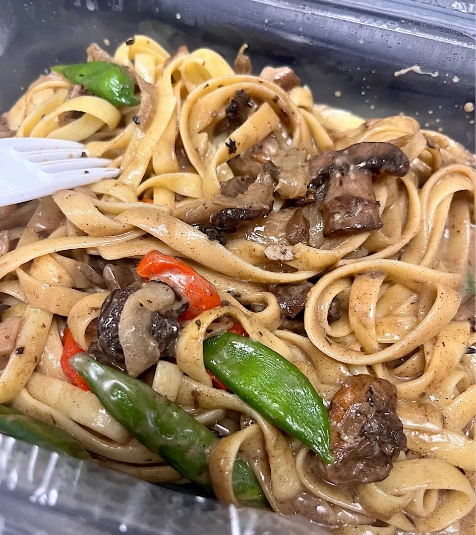 Snapdishの料理写真:Fettucine pasta with mushrooms & veggies|🌺IAnneさん