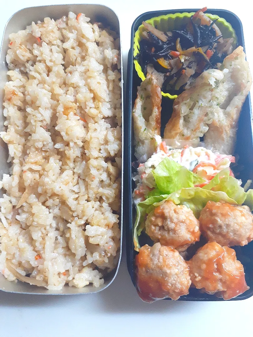 Snapdishの料理写真:☆中学生弁当☆玄米入り炊き込みご飯、ひじき煮物、竹輪磯揚げ、切干大根サラダ、ミートボール|ｼｮｺﾗさん