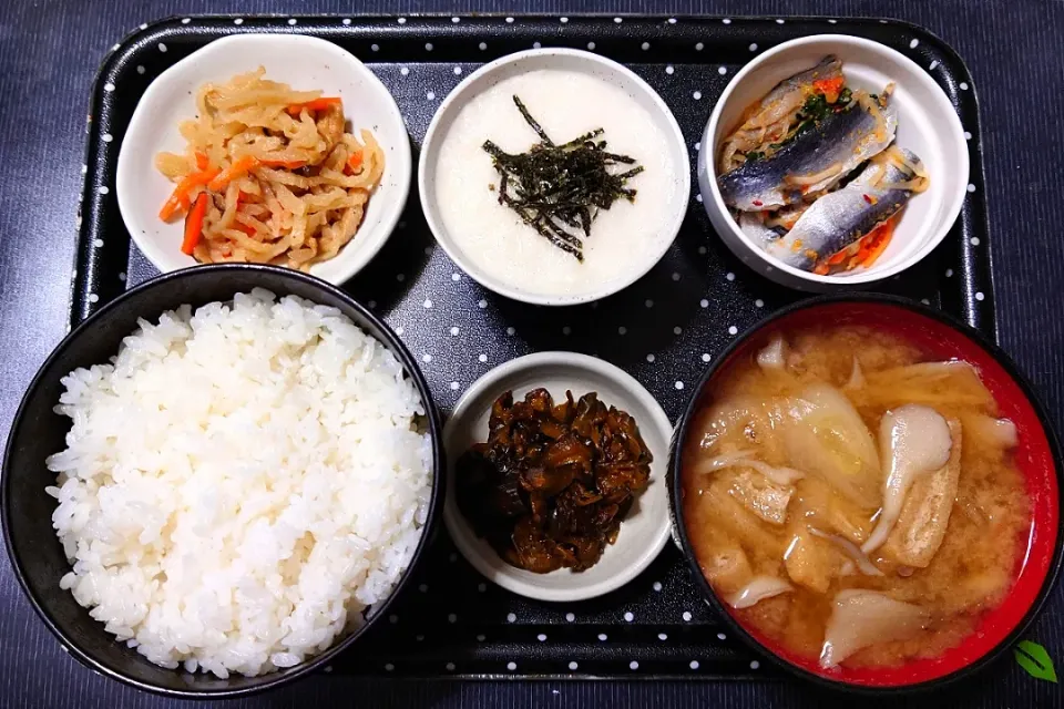 今日、朝ごはん（ごはんは高知県産コシヒカリにままかり、山芋のとろろ、切り干し大根煮、長ネギと舞茸のみそ汁、葉唐きゅうり）|Mars＠釜飯作り研究中さん