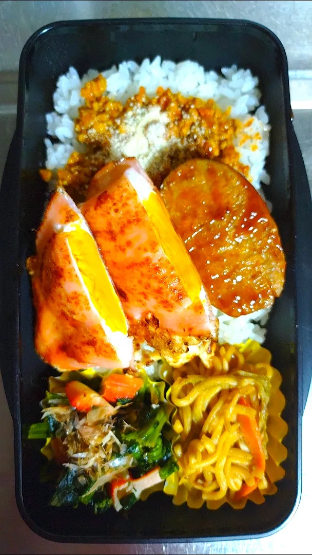 旦那弁当　2023/1/27

ドライカレー
デミハンバーグ
ハムエッグ
焼きそば
ほうれん草とカニカマあえ|ユキヨメ♪さん