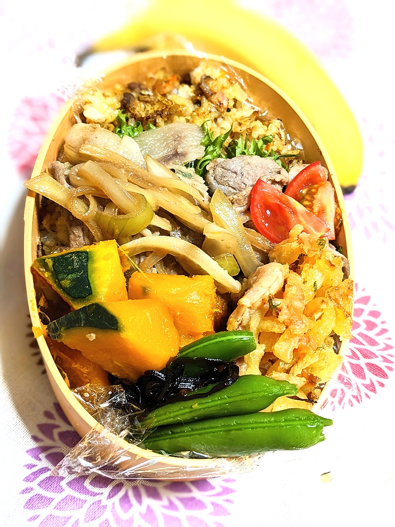 本日のお弁当〜。カレー焼飯の生姜焼乗っけ弁当〜