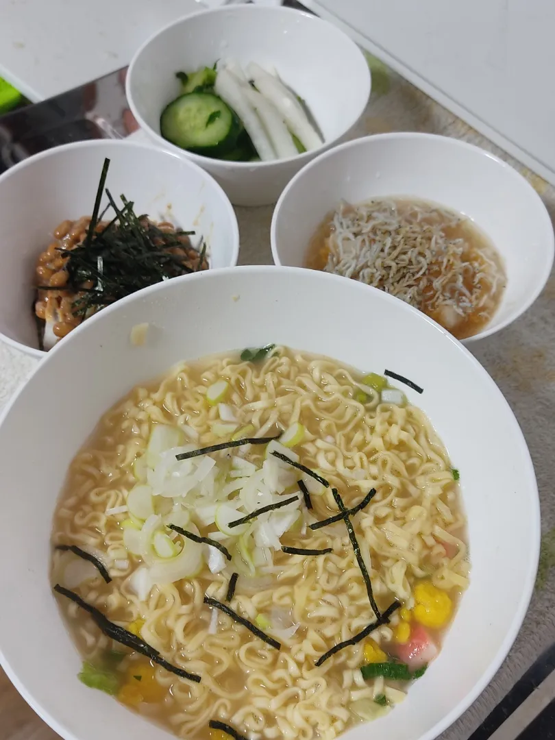 カップ麺と微かな頭痛|Rピージャーさん