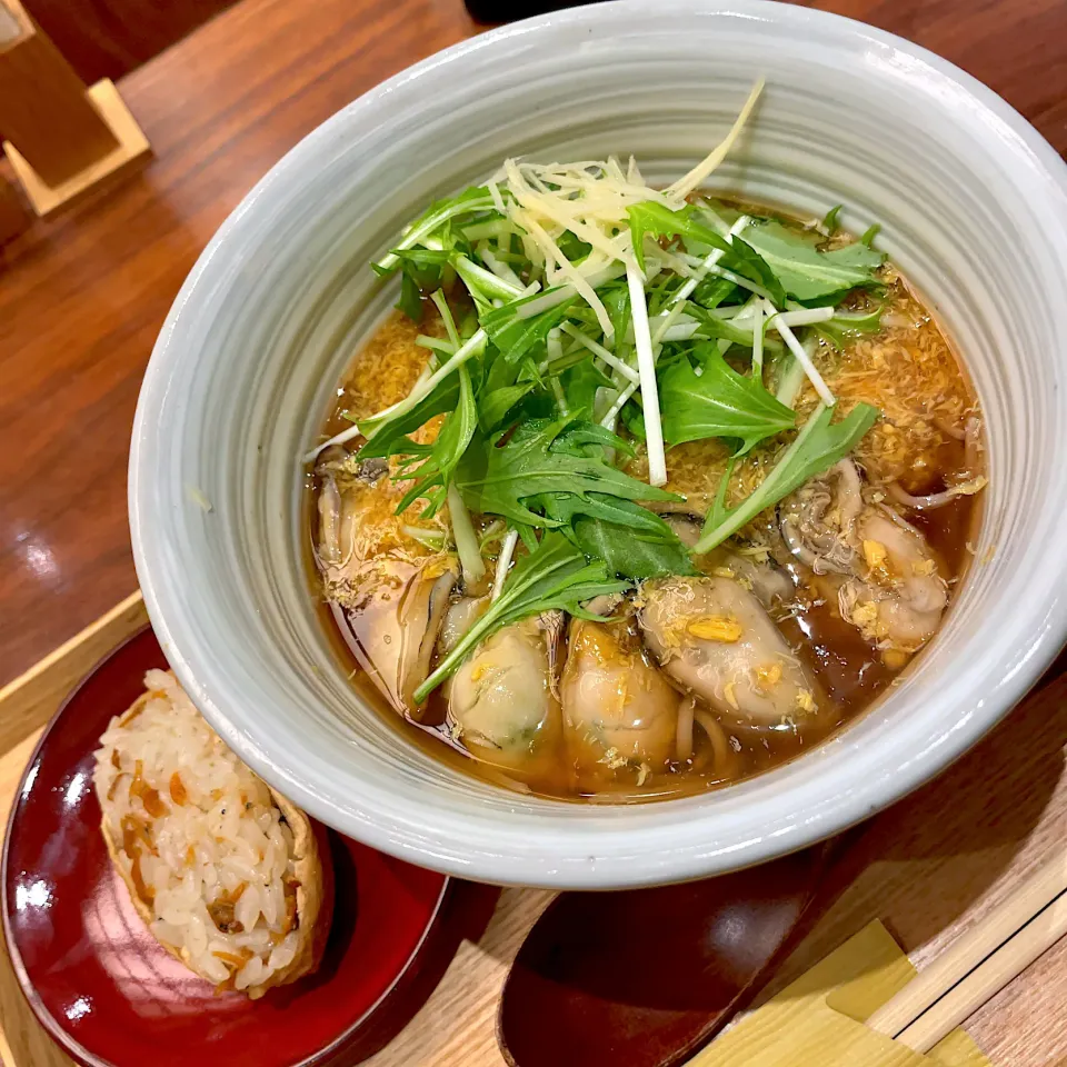 Snapdishの料理写真:広島産牡蠣のかきたま蕎麦 いなり寿司付き|T. Wonderさん