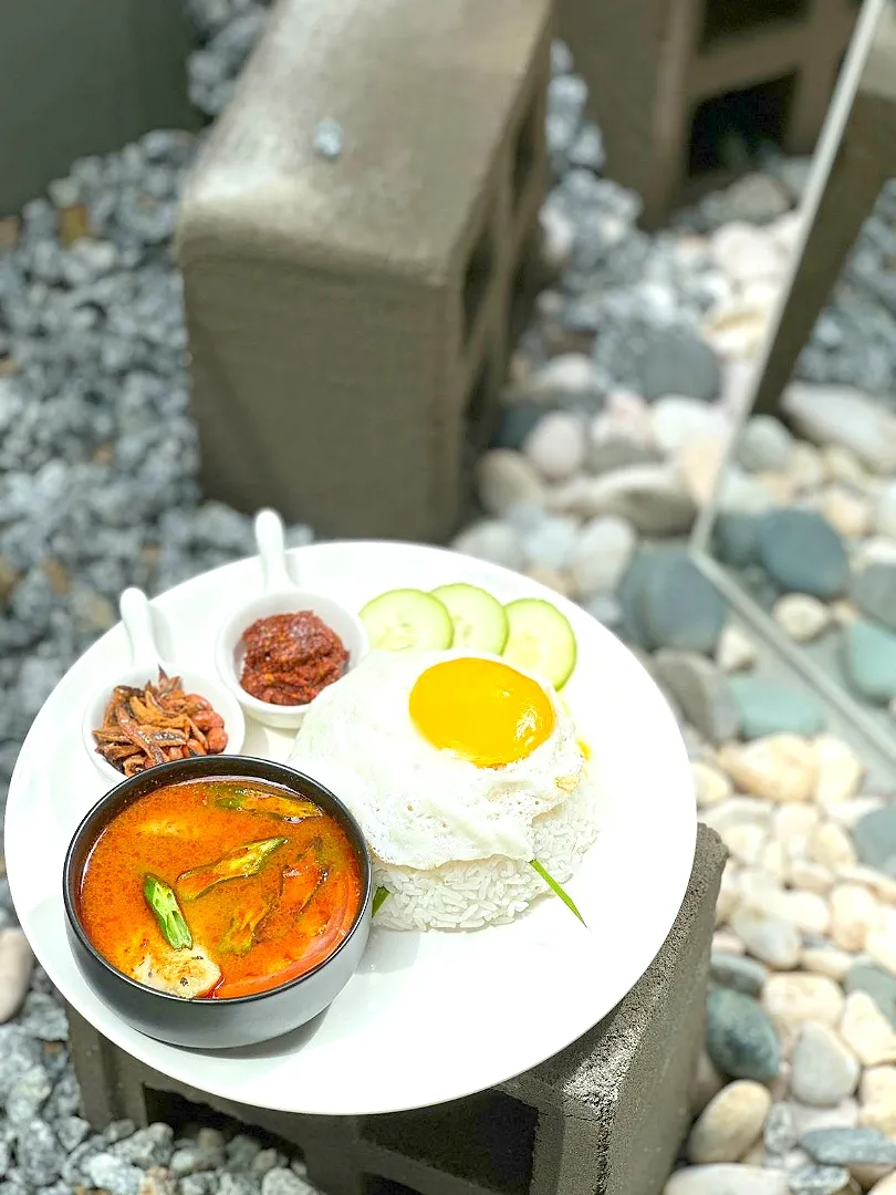 Nasi lemak asam pedas|Behind The Door Cafeさん