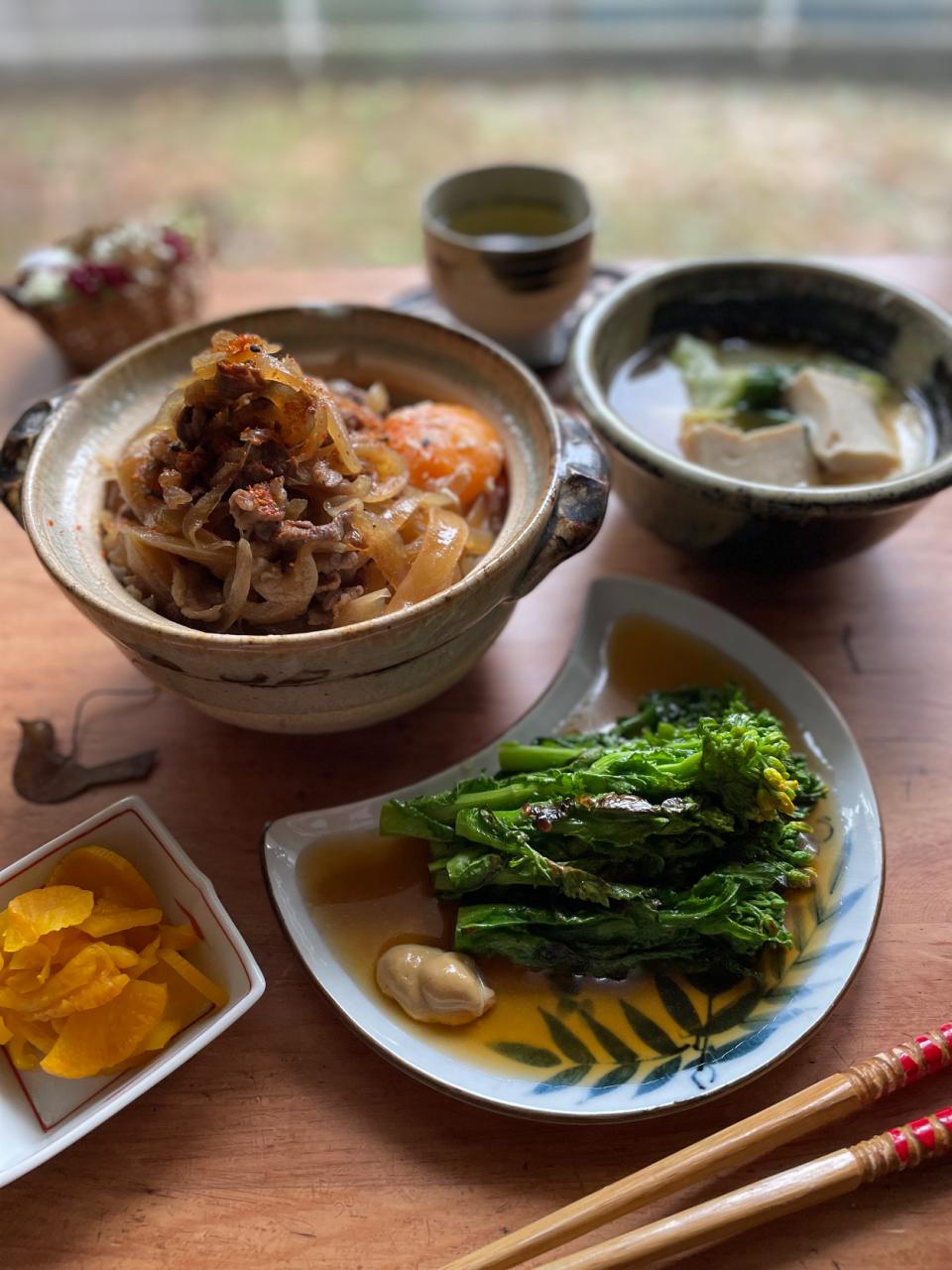 今日のお昼ご飯♪ 牛丼と焼き菜の花の煮浸し♪