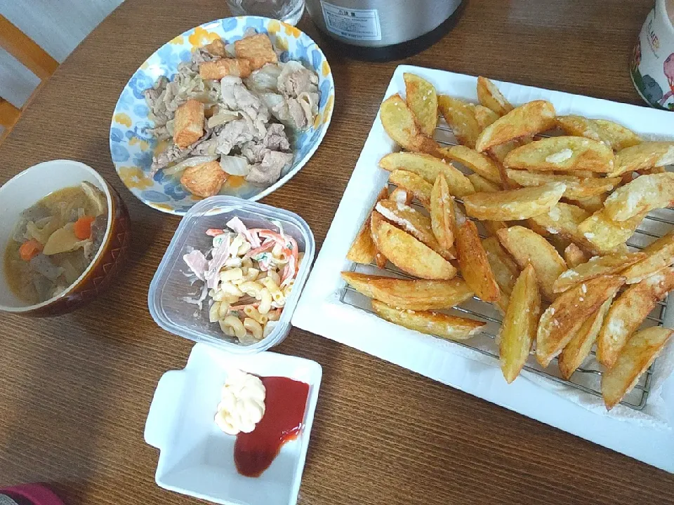 Snapdishの料理写真:豚肉と厚揚げの炒め物
マカロニサラダ
フライドポテト
豚汁|尚さん