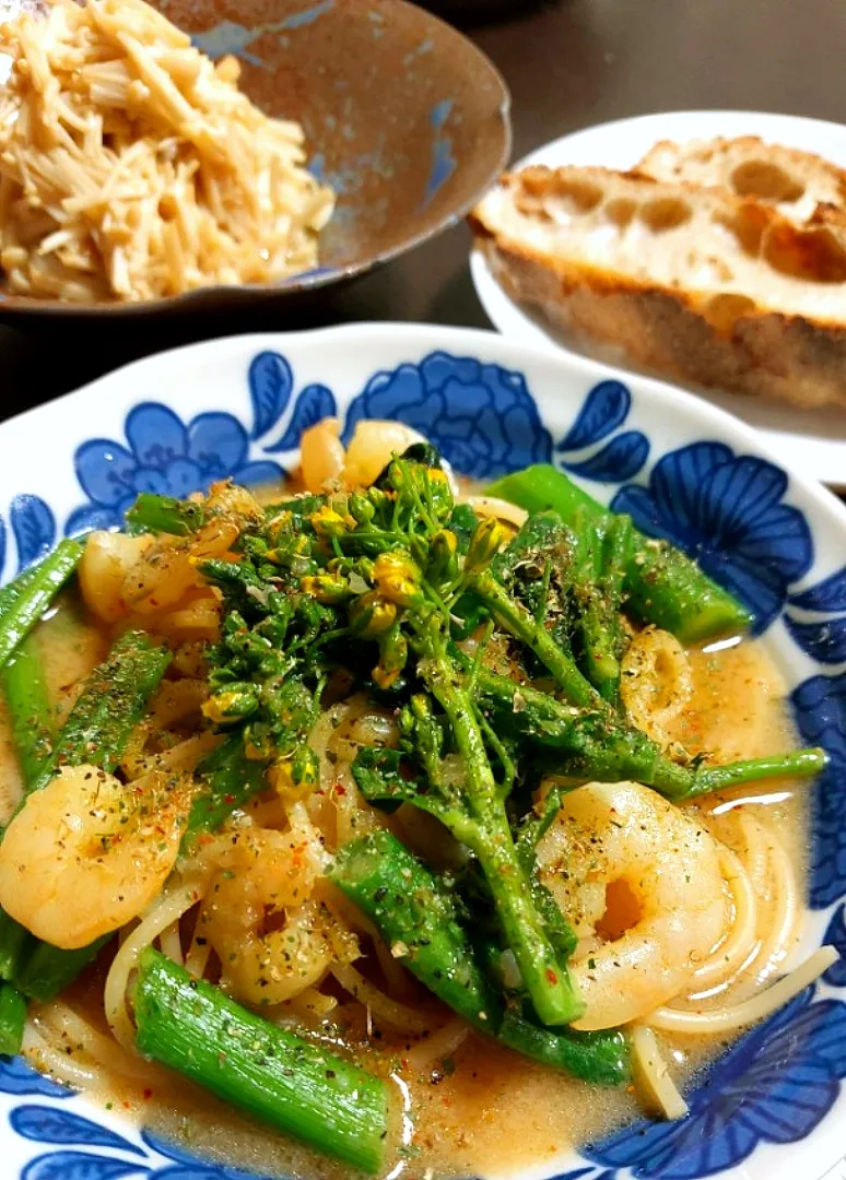 エビとアスパラ菜で、だし炊きパスタ🍝|きつねさん