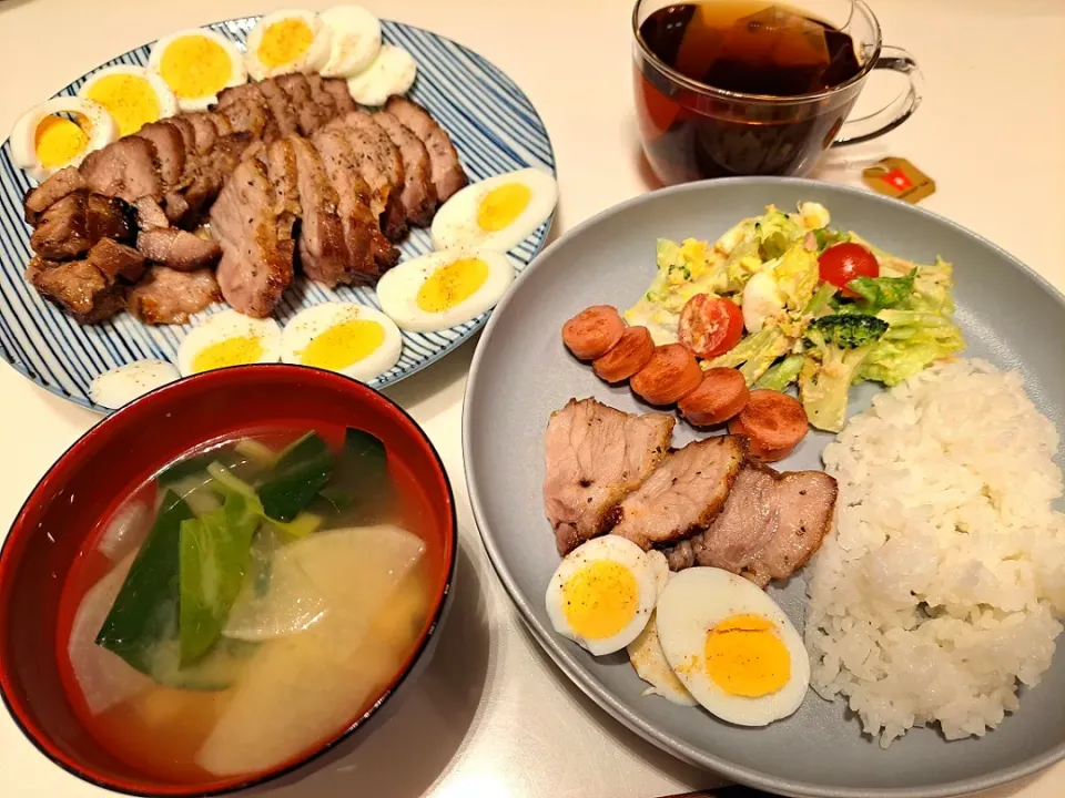 Snapdishの料理写真:焼豚、ゆで卵、ウインナー、シーザーサラダ、ご飯、ほうれん草と大根の味噌汁、ハーブティー|nikotan.syさん