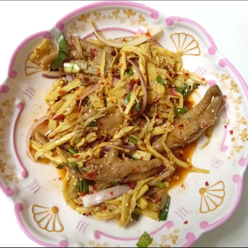 Snapdishの料理写真:spicy bamboo shoots with chicken feet salad|patlovestocookさん