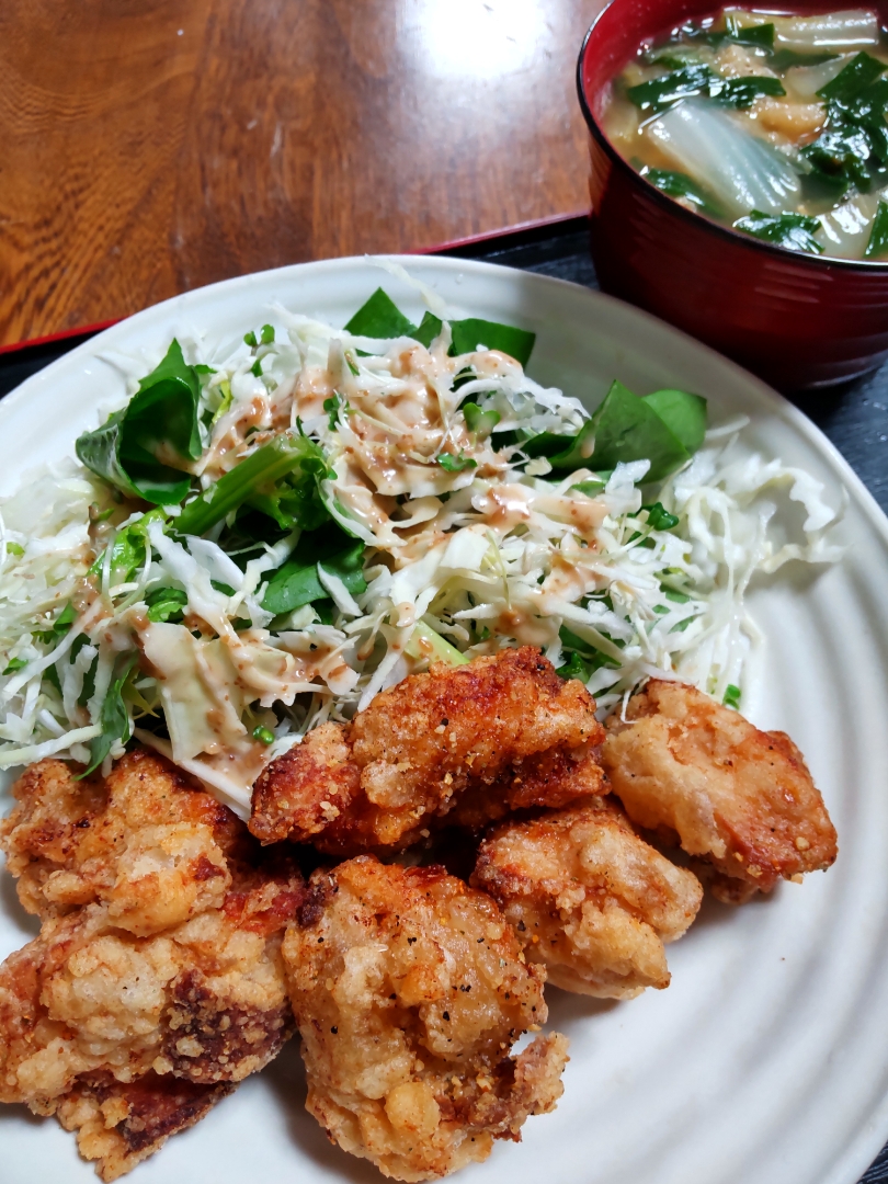 鶏の竜田揚げ
キャベツとブロッコリースプラウトとサラダほうれん草
白菜とネギとうす揚げのお汁