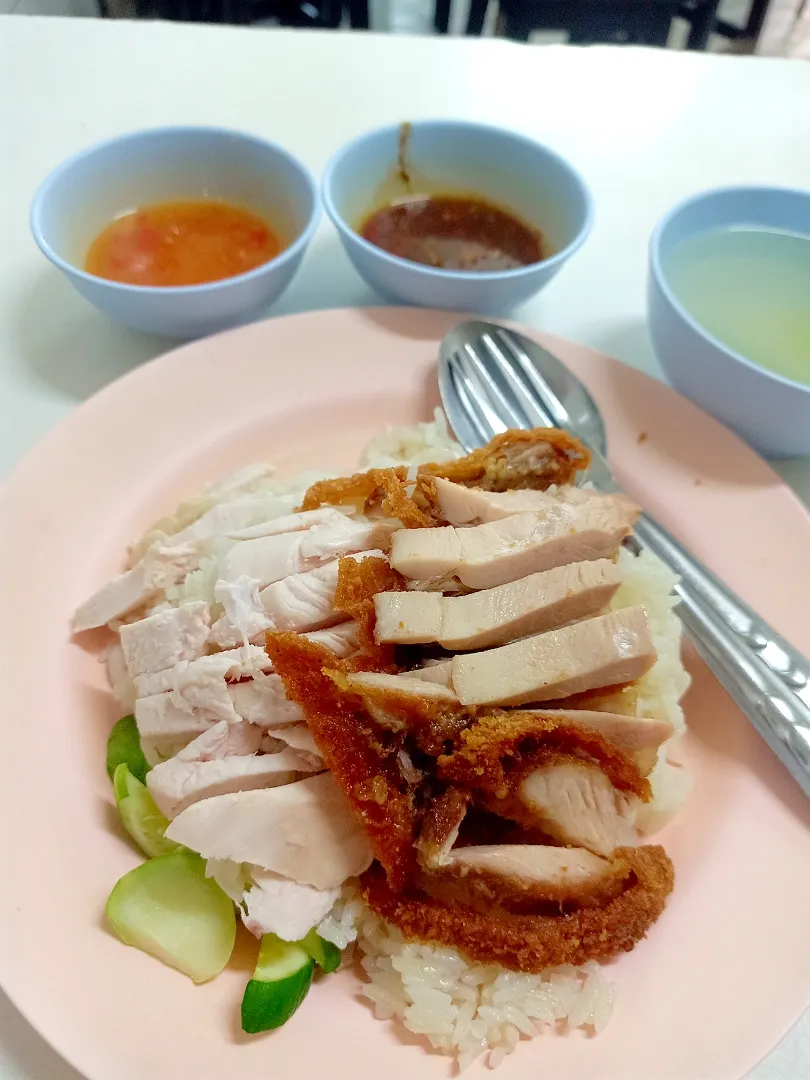 Snapdishの料理写真:Hainanese Chicken and Rice aka 'Khao Mun Gai' (ข้าวมันไก่) 🍚🍗😋
#chickenandrice|An'leeさん