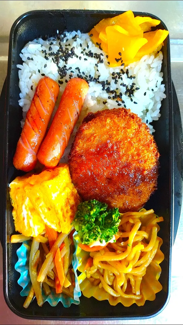 旦那弁当　2023/1/28

コロッケ
ウインナー
玉子焼き
焼きそば&ブロッコリーマヨ
きんぴらごぼう|ユキヨメ♪さん