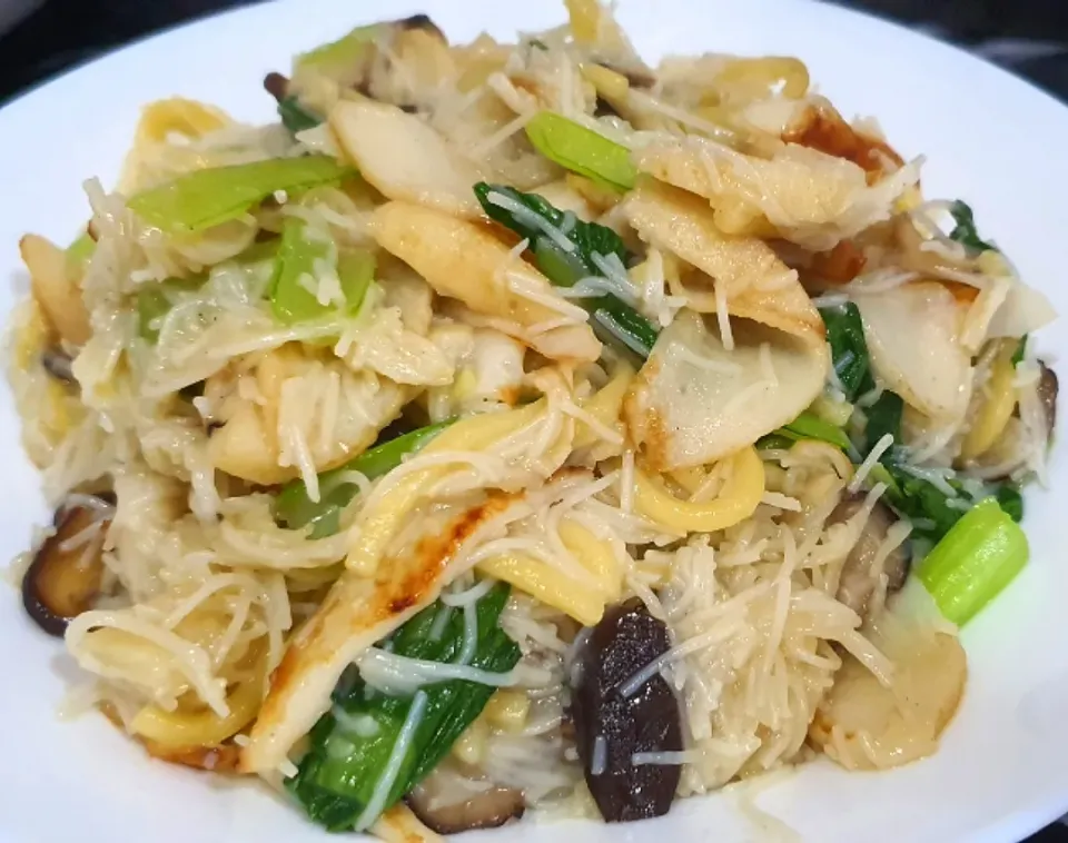 Vegetarian noodles 😋👩‍🍳💁‍♀️
Shiitake Mushrooms 
cai xin, fish cakes, minced garlic|🌷lynnlicious🌷さん