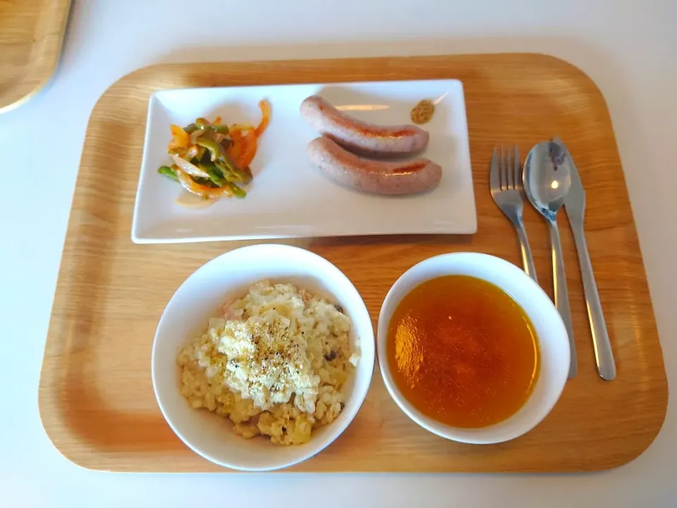 今日の昼食　豆乳麦リゾット、コンソメスープ、イングランドの丘お取り寄せソーセージ🐨、ピーマンケチャップ炒め|pinknari🐰🌈さん