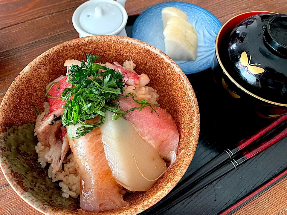 Snapdishの料理写真:金目鯛の煮付けの煮汁炊き込みご飯で漬け丼|n_nさん