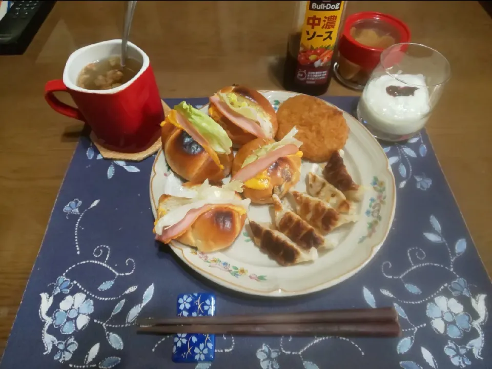 レーズンロールパンサンドイッチ(昼飯)|enarinさん