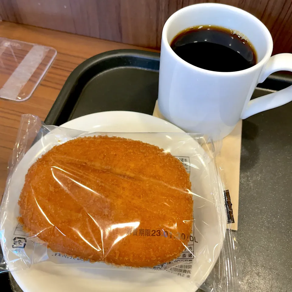 Snapdishの料理写真:カリーパンとブレンドコーヒー|T. Wonderさん