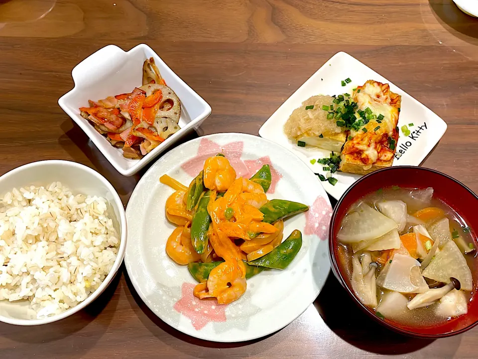 えびとスナップエンドウのオーロラ炒め　餅入りけんちん汁　キムチーズ厚揚げ　おろしあんかけ厚揚げ　蓮根とベーコンのきんぴら|おさむん17さん