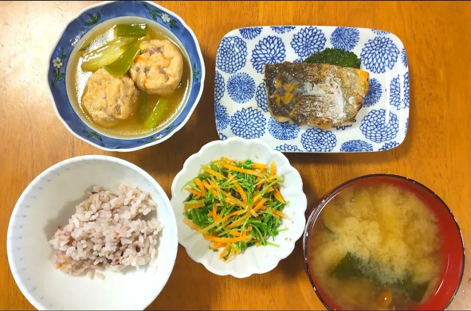 2023 0125　さわらのバター酢醤油ソテー　豆苗サラダ　飛竜頭と九条ねぎのさっと煮　なめことわかめのお味噌汁|いもこ。さん