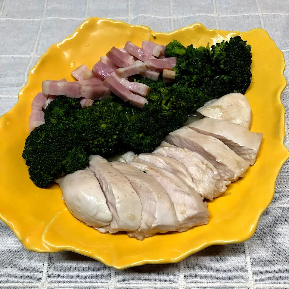 Snapdishの料理写真:鶏胸肉ハムベーコン🥓ブロッコリー🥦ホワイトソース|henryさん