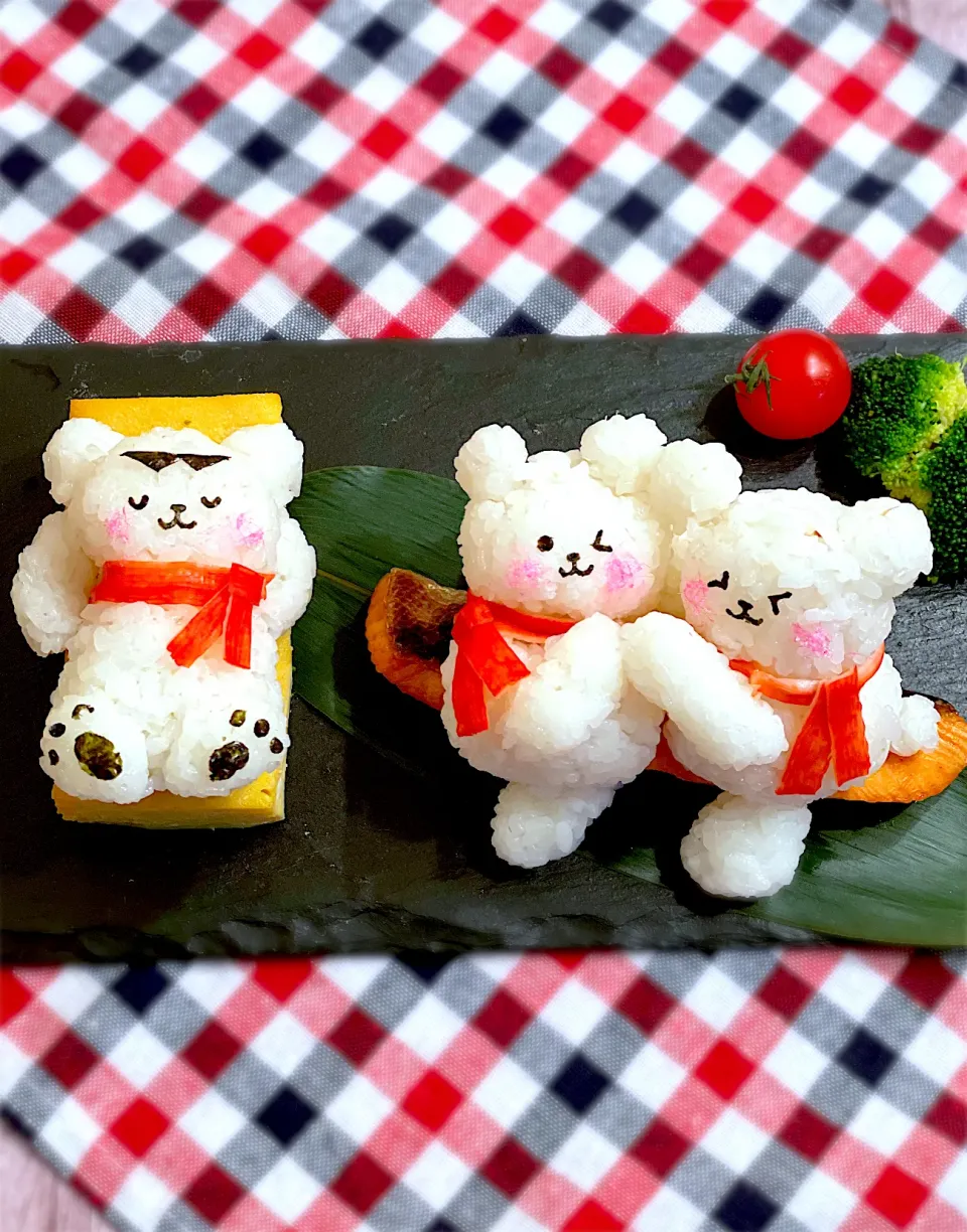 卵焼きのリクライニングチェアで日光浴の🧸ちゃんと鮭の塩焼きボードに乗る🧸🧸ちゃん😅|AXさん