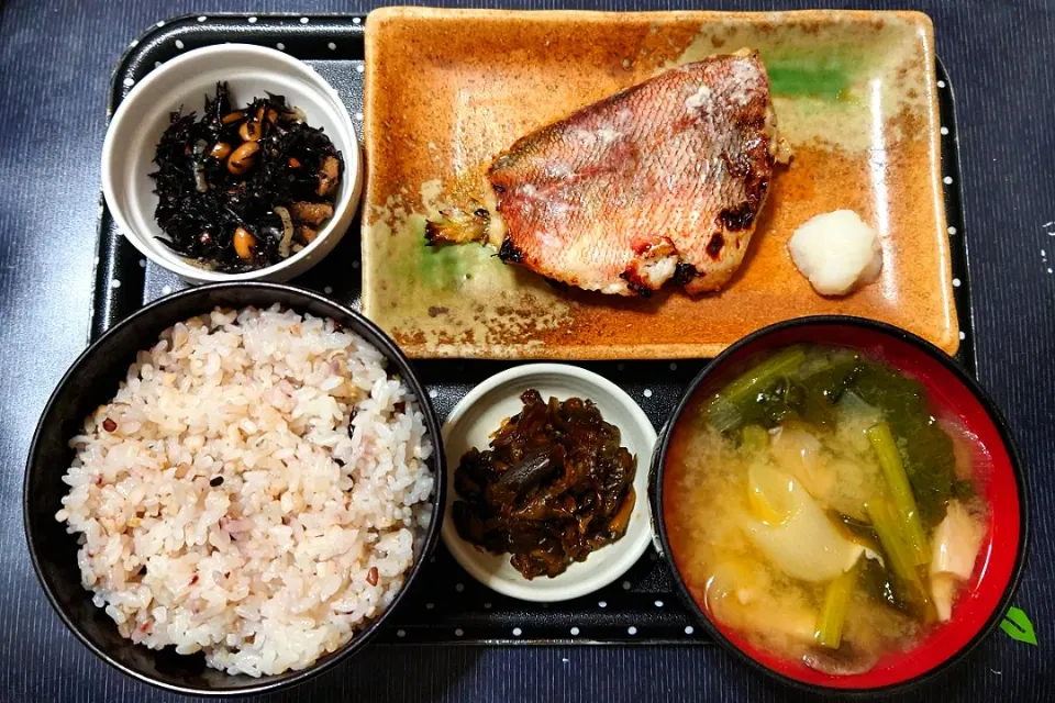 今日の朝ごはん（十六穀ごはんに赤魚の粕漬、ひじき煮、春菊と長ネギのみそ汁、葉唐きゅうり）|Mars＠釜飯作り研究中さん