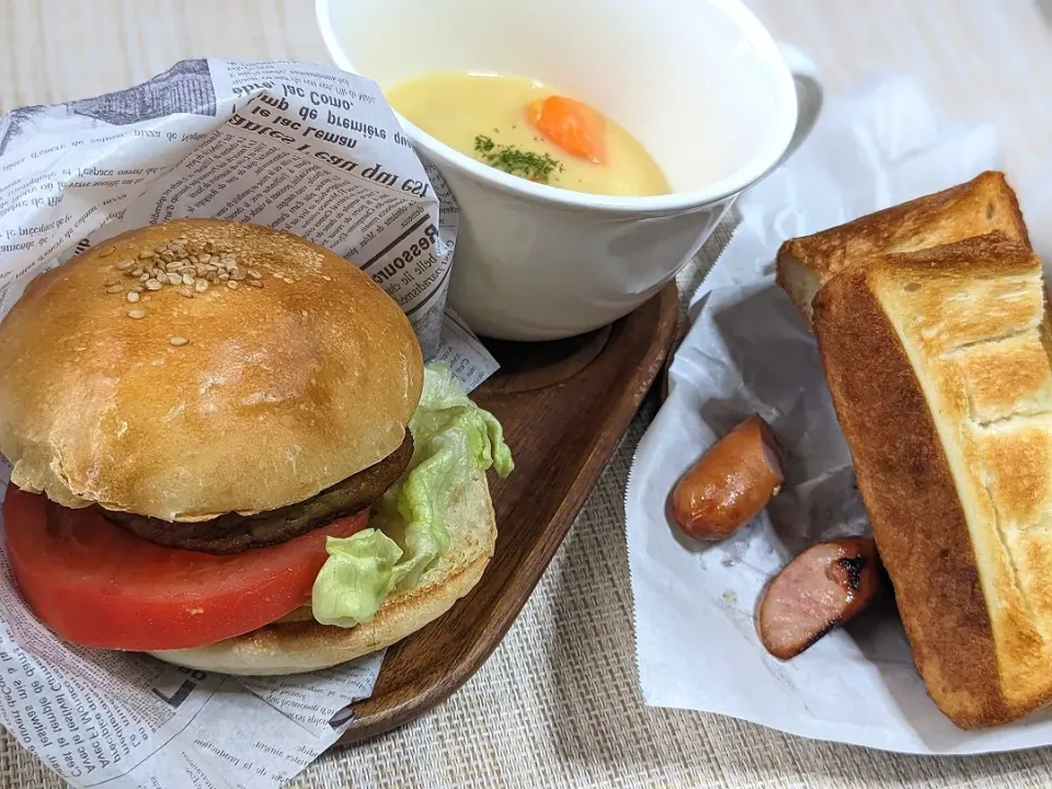 本日の朝食〜。マルシンハンバーグバーガーと春夏秋冬の角トースト|f.1125beさん