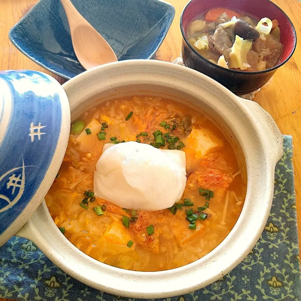 残り物〜アルモンデランチ〜🤭
餅入りキムチ鍋のおじやと牛すじ煮込み（次男作）|とまと🍅さん