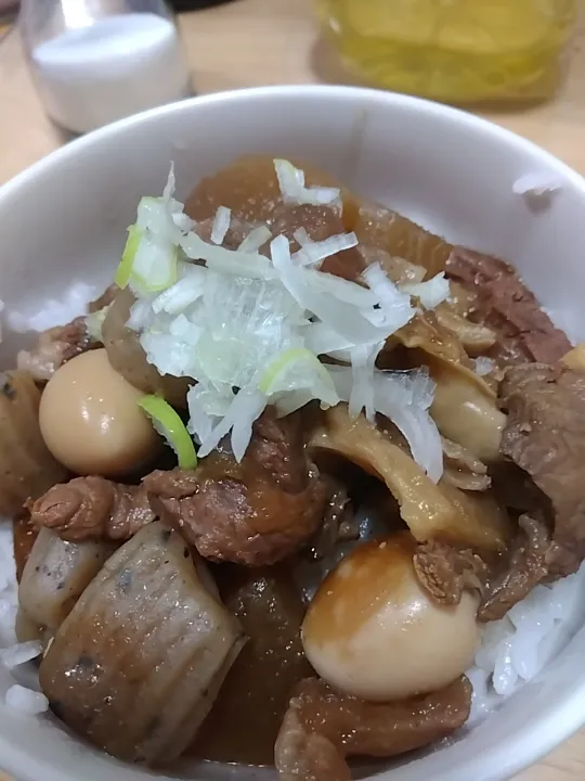 牛すじ煮込み丼|鈴水さん