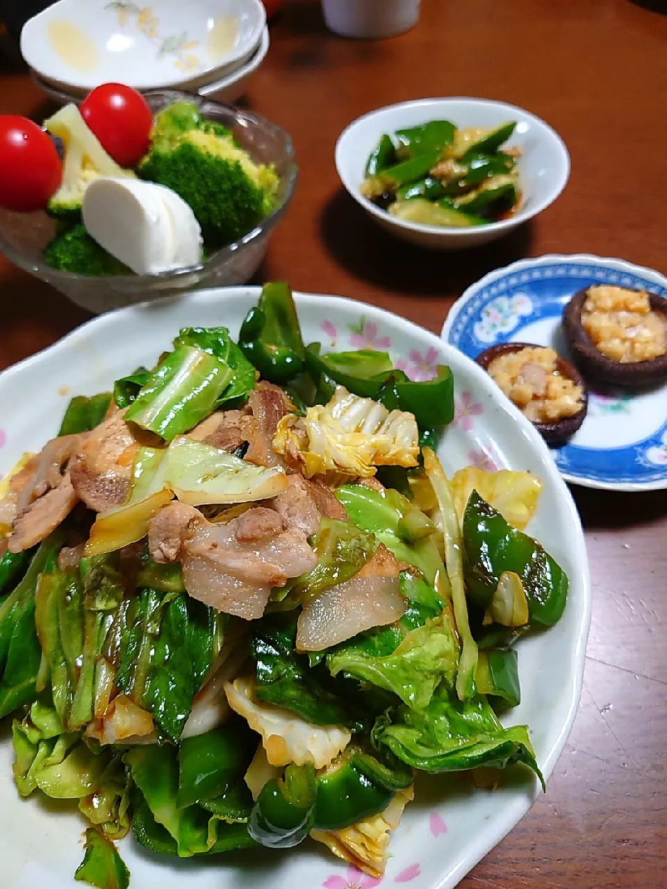 豚肉とキャベツ炒め
椎茸にんにく焼き
キュウリ中華和え
サラダ|ぱやさん