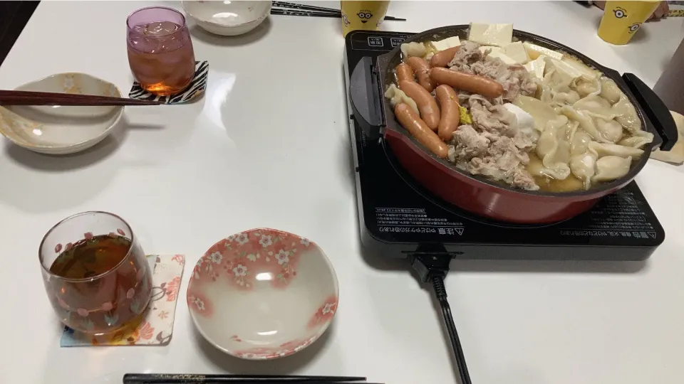 Snapdishの料理写真:晩御飯は「鍋」
もやし鍋の出汁で。
白菜、えのき、椎茸、ウインナー、海老団子、水餃子、鍋豆腐、豚。
〆はサリ麺5玉
今日は、いつものスーパーに卵が売って無くて他のスーパーとドラッグストアをハシゴ。
明日も寒いってよー😵|Saharaさん