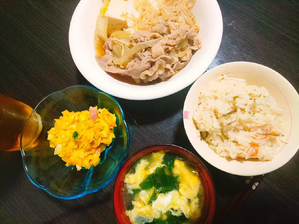 Snapdishの料理写真:カニカマと塩昆布の炊き込みご飯、ワカメスープ、すき焼肉豆腐、かぼちゃのサラダ|サトリさん