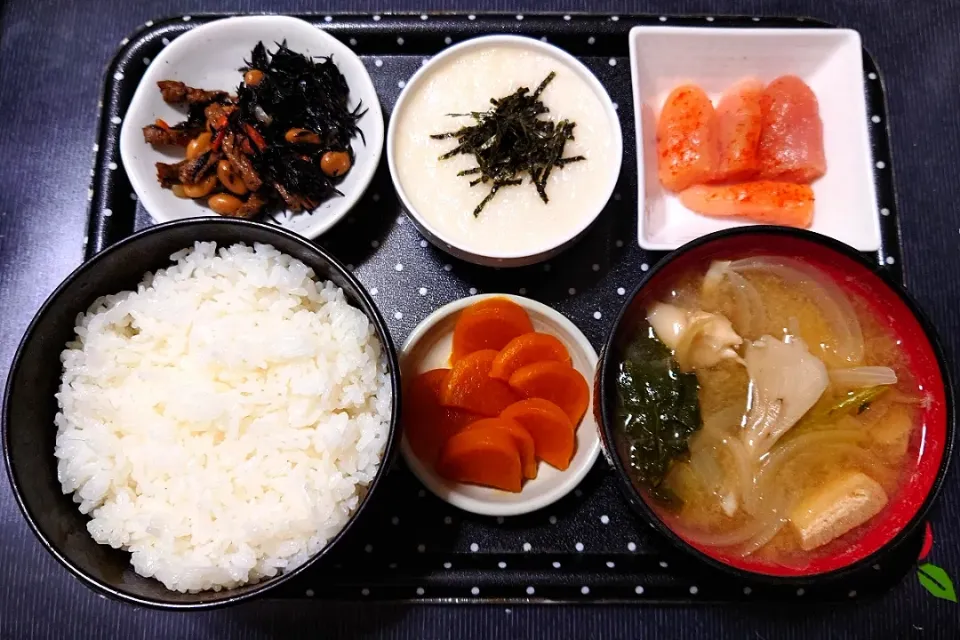 今日の朝ごはん（白米に辛子明太子、とろろ、ひじき煮、野菜とキノコのみそ汁、漬物）|Mars＠釜飯作り研究中さん