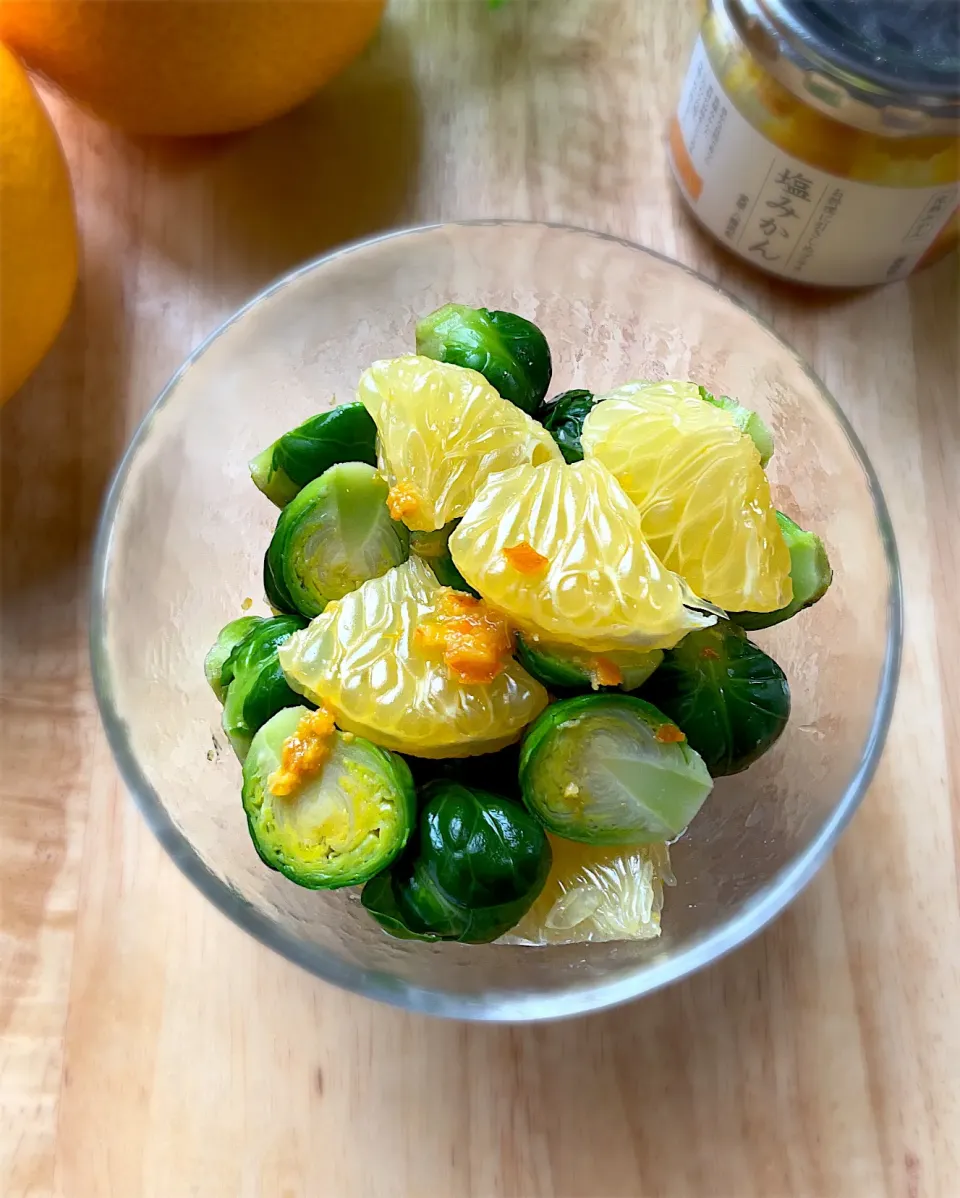 Snapdishの料理写真:芽キャベツと八朔の塩みかん和え🍊|9421beruさん