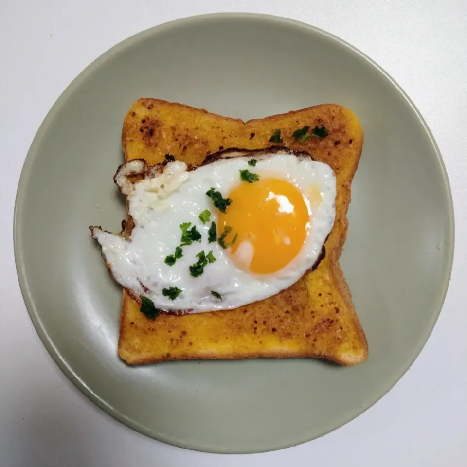 大人のカレーポテトースト 目玉焼きのせ|お食事パンさん