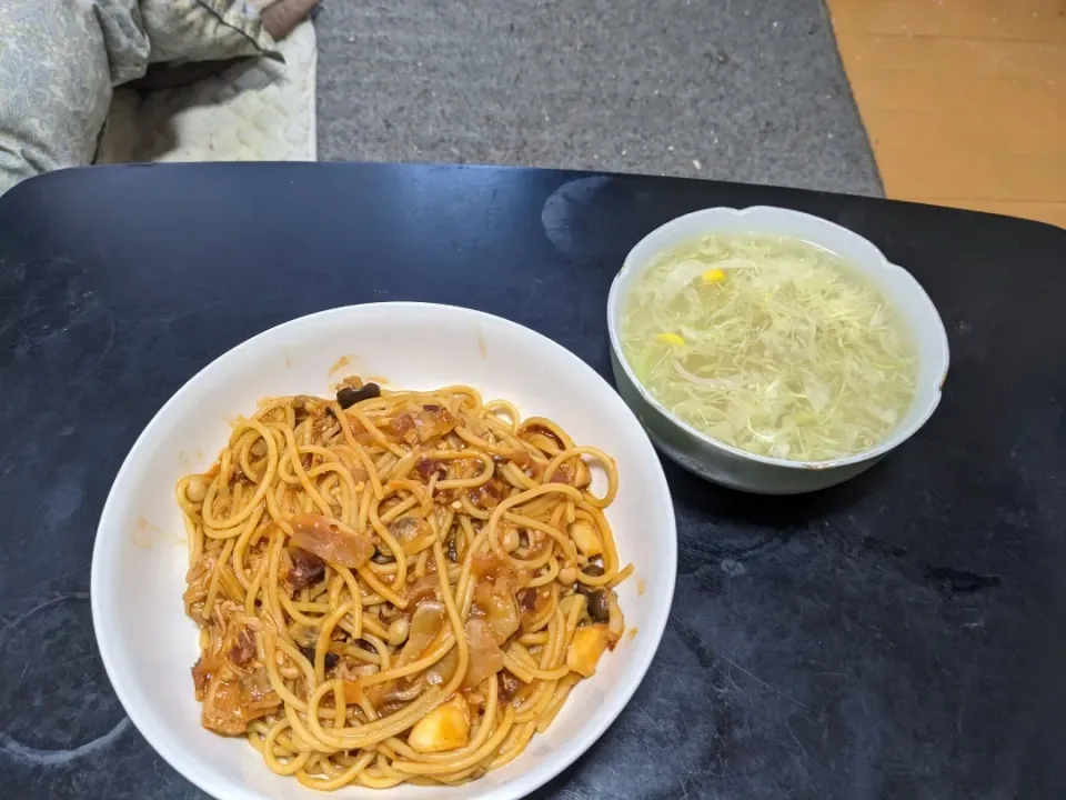 夜勤明けキムチ鍋の素＋ナンプラー＋トマトケチャップで魚介パスタ&千切りキャベツとコーンのスープ|Tarou  Masayukiさん